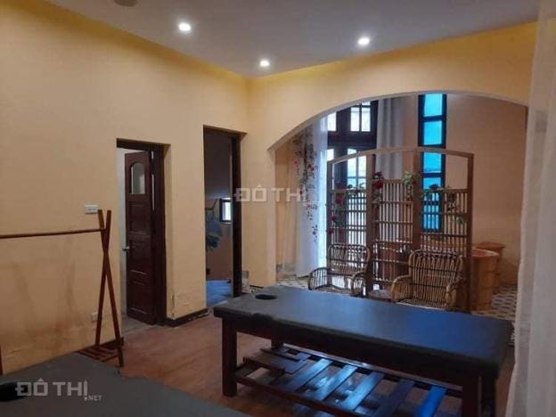 Bán nhà mặt phố Lý Nam Đế - Hoàn Kiếm, DT: 260m2, MT rộng, lô góc, kinh doanh 13677791