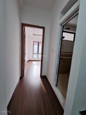 Cho thuê nhà 6 tầng ở 180 Hoàng Quốc Việt ô tô đỗ cửa 7 phòng ở làm vp 13716923