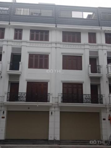 Cho thuê nhà mặt phố Nguyễn Chánh, Cầu Giấy Dt 180m2, 4 tầng, Mt 6m, thang máy. Giá 120tr/th 13895282