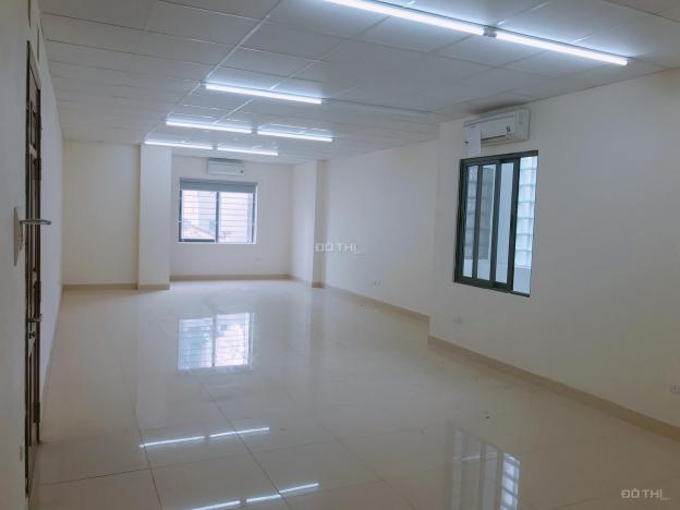 Văn phòng 45m2 tại ngã 4 Hoàng Quốc Việt, giá tốt, cho thuê vào SD ngay 13896804