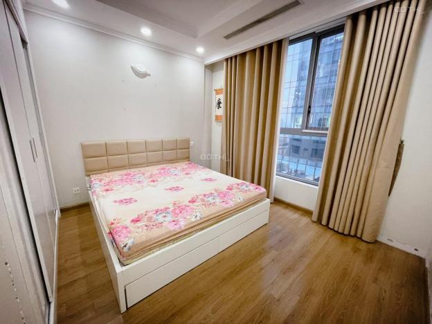 Cho thuê căn 2 phòng ngủ tại Vinhomes Nguyễn Chí Thanh, ban công đông nam, đủ đồ 14442842