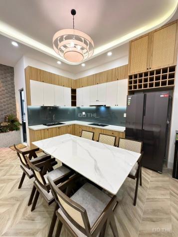 Cho thuê nhà mặt tiền đường quận Tân Bình, nhà nở hậu, 3 tầng, 6 phòng 14653761