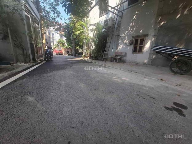 Bán mảnh đất Lô góc ngõ 210 Đức Giang, DT 31,7m oto tránh, trải nhựa giá hơn 4 tỷ TL. LH: 14809416