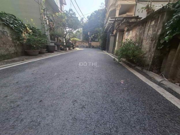 Bán mảnh đất Lô góc ngõ 210 Đức Giang, DT 31,7m oto tránh, trải nhựa giá hơn 4 tỷ TL. LH: 14809416