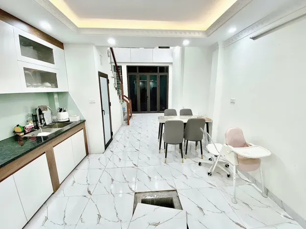 Nhà đẹp 5 tầng, diện tích 38m2 mặt tiền 4m, giá 6.15 tỷ đường Ngọc Hồi, Tứ Hiệp 14885500