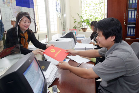 Nợ đọng hàng trăm nghìn sổ đỏ: Nên cấp trực tiếp cho dân