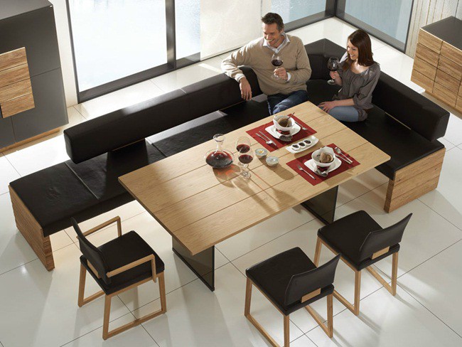 Sử dụng bàn ăn mở rộng để chủ động trong sắp xếp không gian